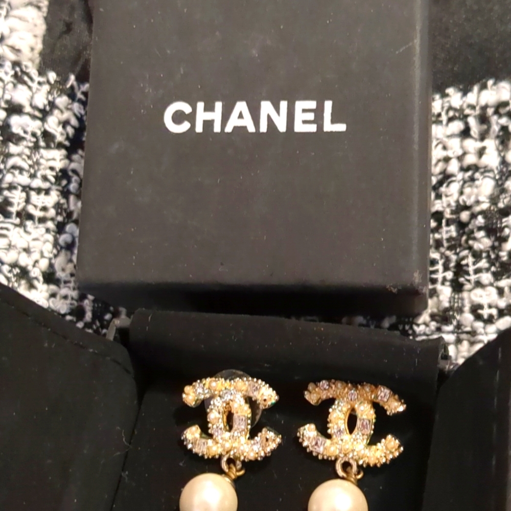 Chanel pierced earrings,pearl and gold,diamonds